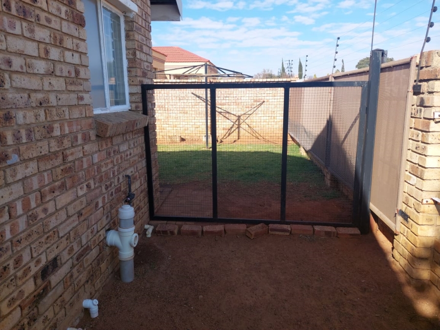 To Let 2 Bedroom Property for Rent in Meiringspark North West